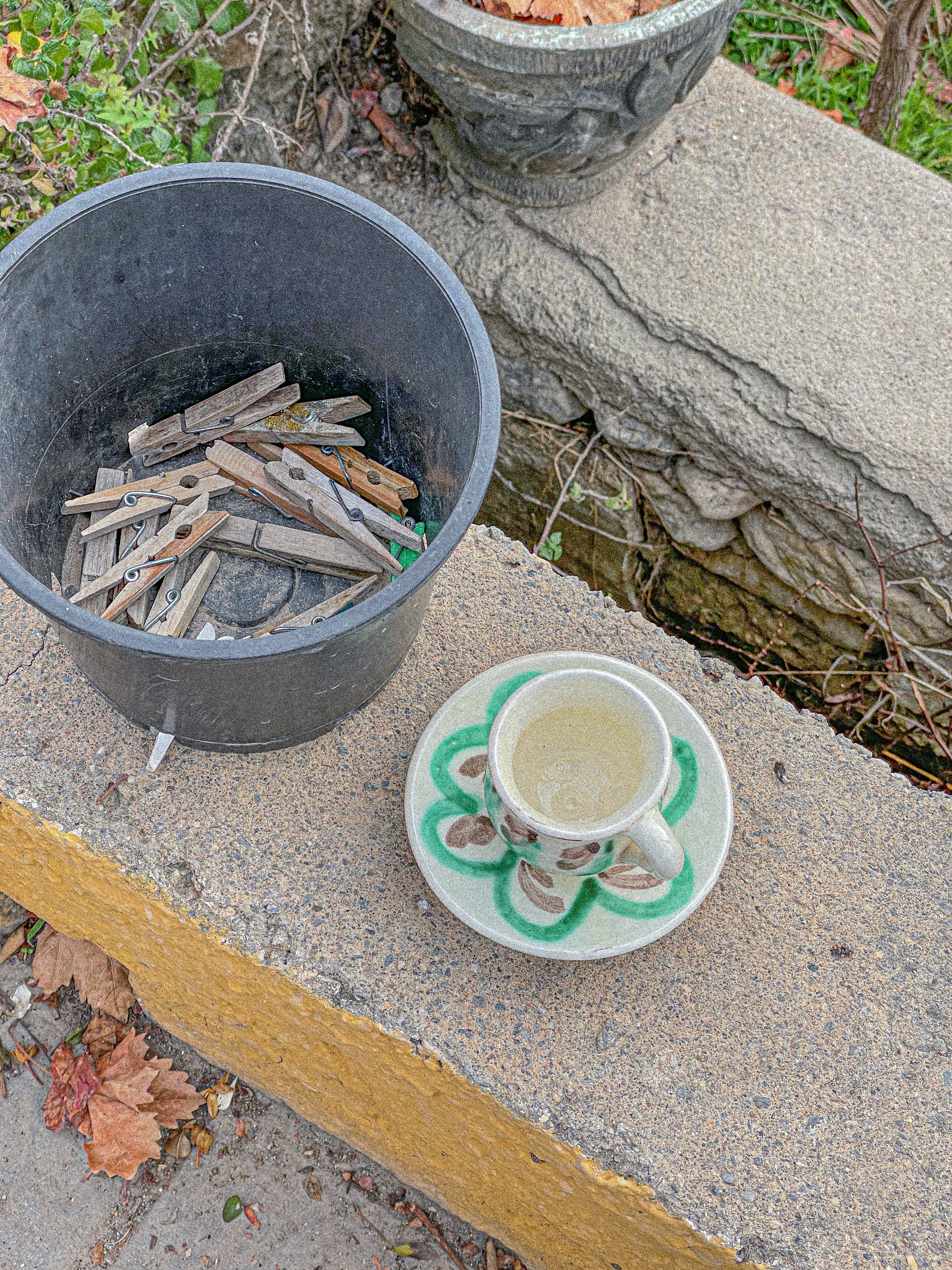 Tacita de café verde con plato